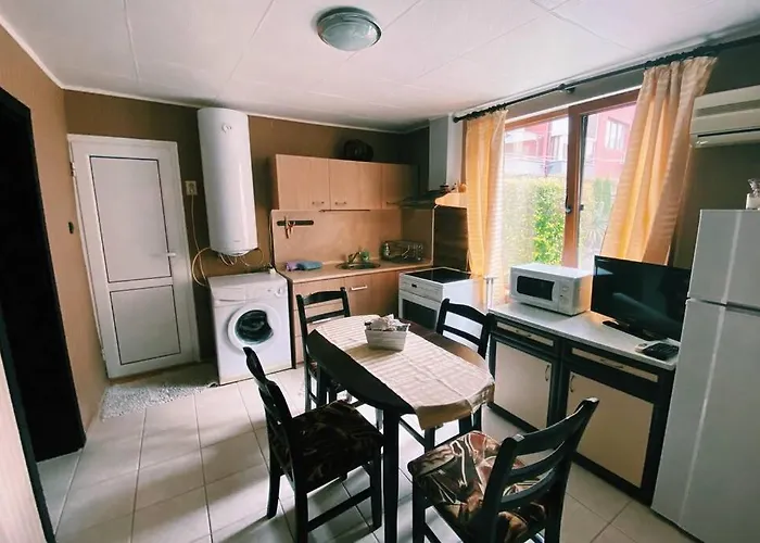 Cute Little House With A White Picket Fence Σπίτι διακοπών