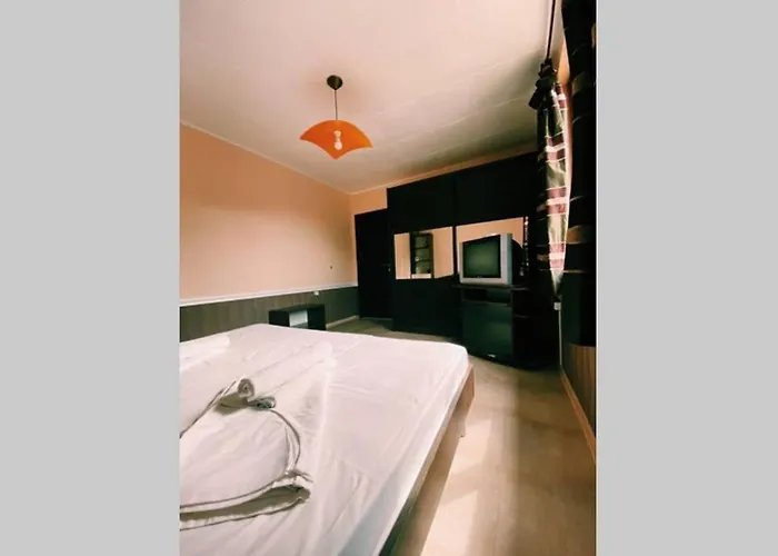 Cute Little House With A White Picket Fence Hébergement de vacances