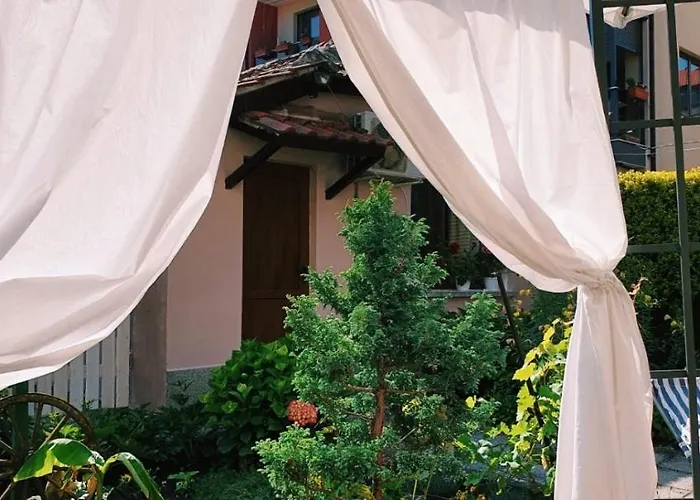 Cute Little House With A White Picket Fence Hébergement de vacances Burgas