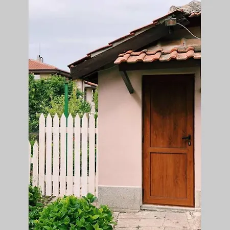 Ваканционна къща Cute Little House With A White Picket Fence Бургас