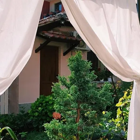 Cute Little House With A White Picket Fence Ваканционна къща Бургас